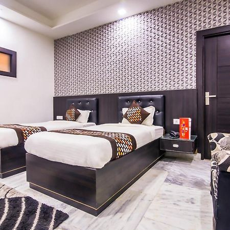 Oyo 8888 Riga Hs Deluxe Hotell Agra  Exteriör bild