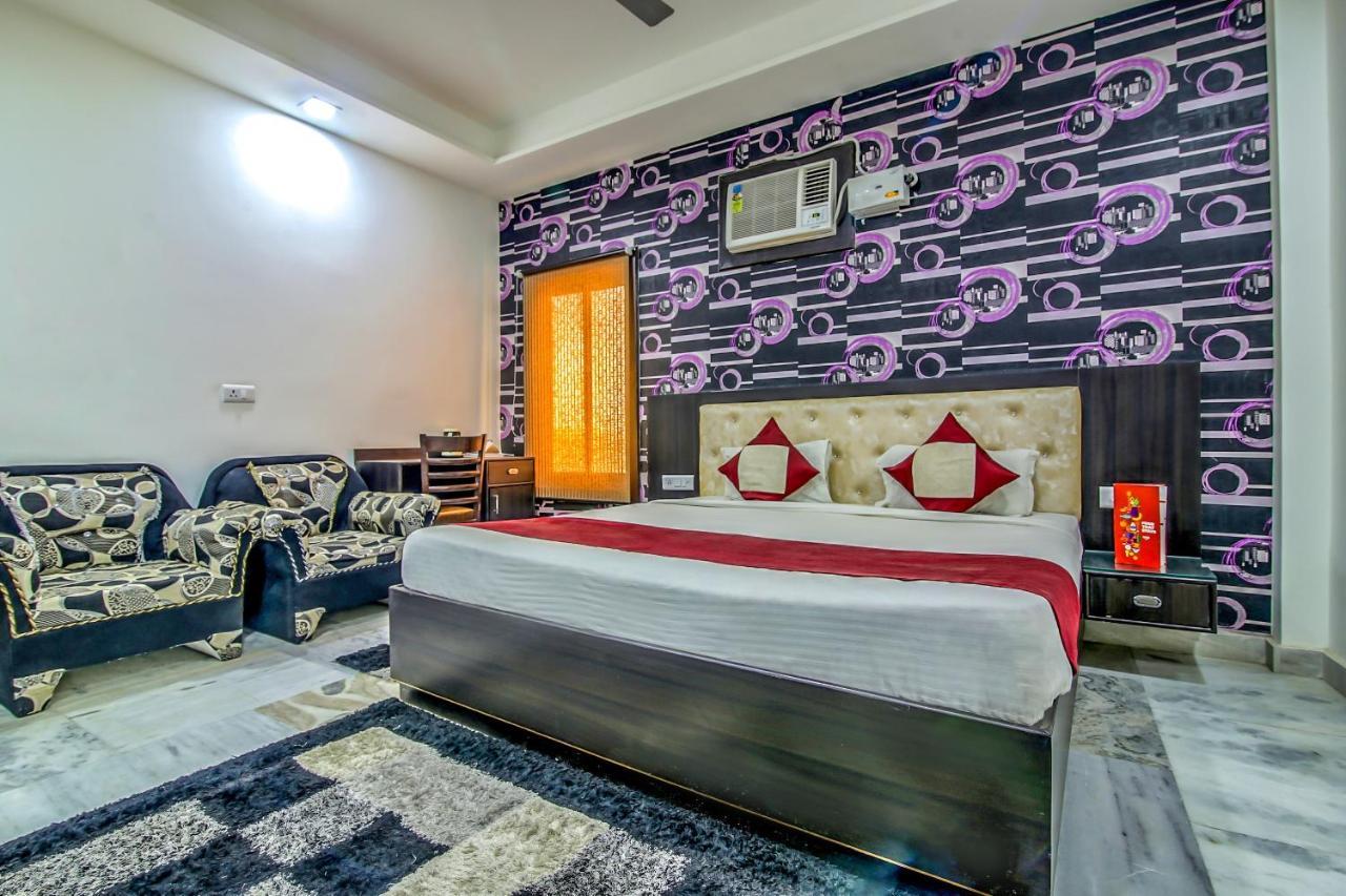 Oyo 8888 Riga Hs Deluxe Hotell Agra  Exteriör bild