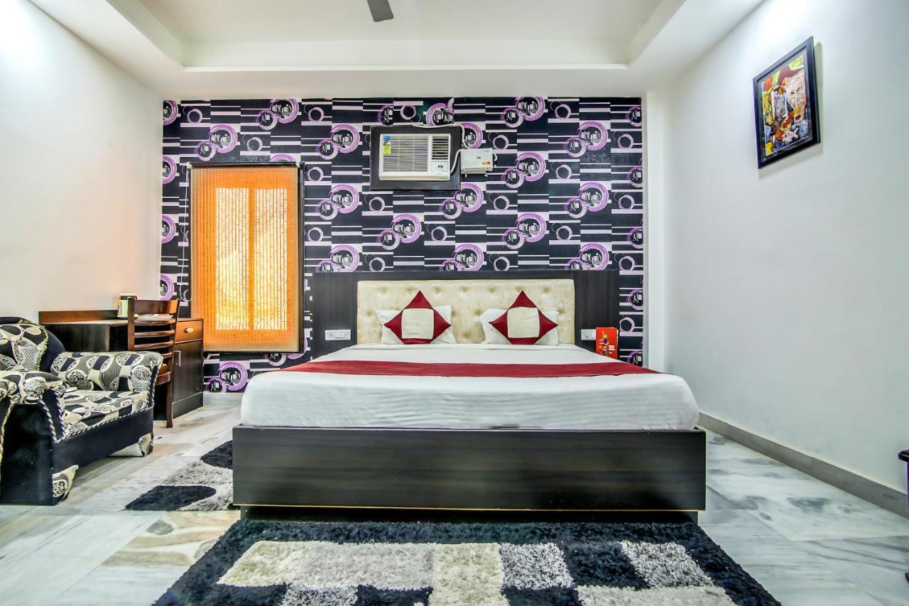 Oyo 8888 Riga Hs Deluxe Hotell Agra  Exteriör bild